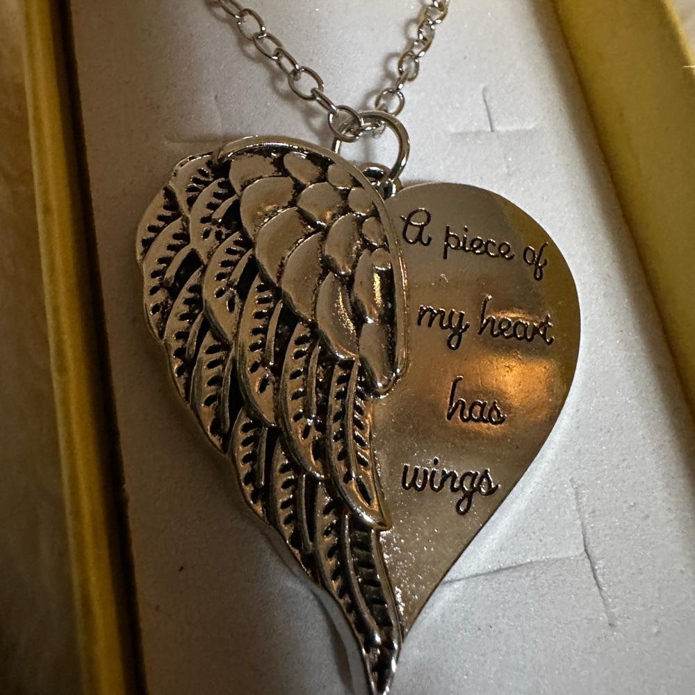 Silver tone Heart Pendant Necklace New in box - Picture 2 of 6